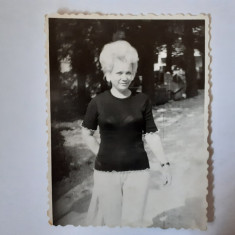 Fotografie 6/9 cm cu femeie în Parcul Lacul Roșu județul Harghita în 1975