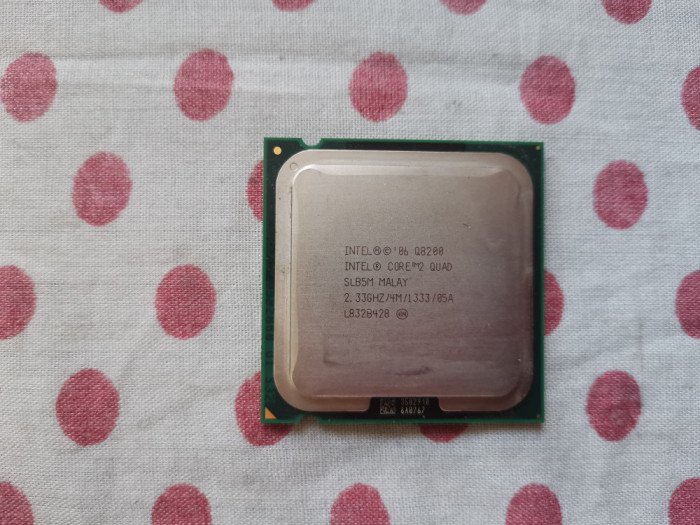 Procesor Intel Core 2 Quad Q8200 2,33GHz/4M/1333 FSB socket 775, Pasta cadou.