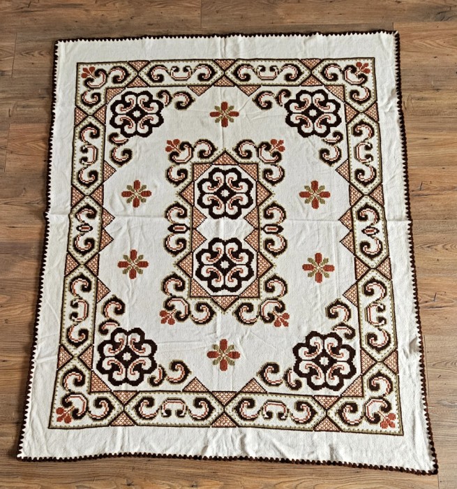 FATA DE MASA MARE VINTAGE DIN BUMBAC GROS CU MODEL CUSUT MANUAL IN CRUCIULIȚE