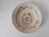 Farfurie ceramica, anii 80, lucrata manual, 15cm diametru, cu gauri pentru agatatoare