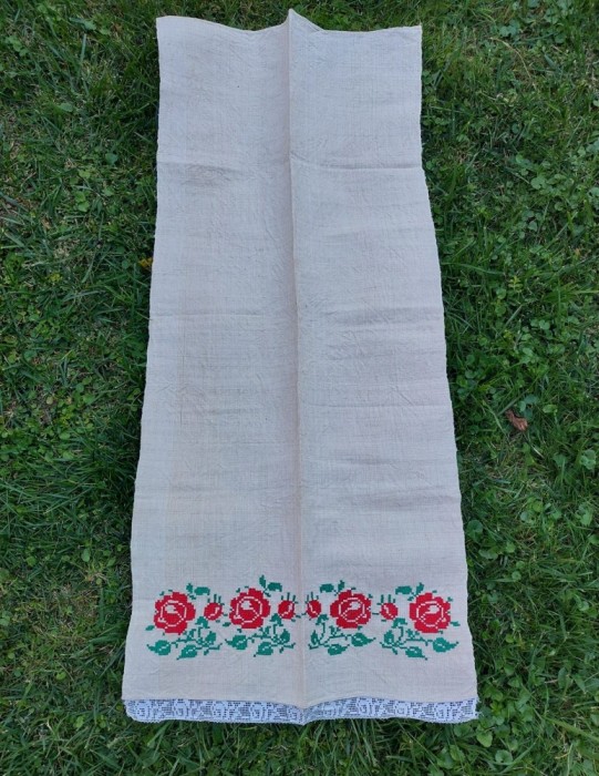 Prosop stergar vechi taranesc de canepa, brodat de mana model cu flori de trandafir, 51cm latime x 117cm lungime