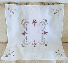Fata de masa Vintage din bumbac cu broderie manuala in cruciulite si broderie pe fir.