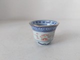 Pahar ceramic mic pentru servit sake, portelan China, model bob de orez, cu margine aurie, decor albastru si rosu, 4cm
