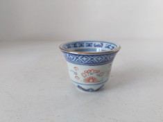 Pahar ceramic mic pentru servit sake, portelan China, model bob de orez, cu margine aurie, decor albastru si rosu, 4cm