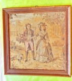 F771-Aplica Tapiserie veche: Tineri indragostiti in costume de epoca la plimbare