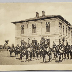 PLUTON DE CAVALERISTI , IN FATA UNEI CLADIRI , FOTOGRAFIE DE GRUP , REPRODUSA , INTERBELICA