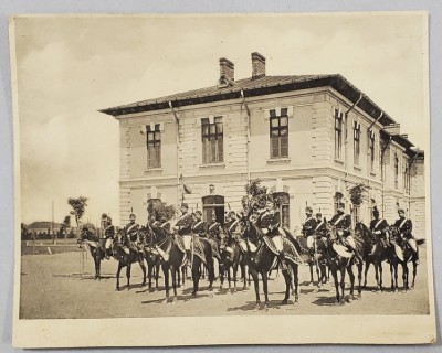 PLUTON DE CAVALERISTI , IN FATA UNEI CLADIRI , FOTOGRAFIE DE GRUP , REPRODUSA , INTERBELICA foto