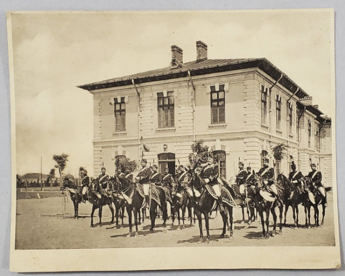 PLUTON DE CAVALERISTI , IN FATA UNEI CLADIRI , FOTOGRAFIE DE GRUP , REPRODUSA , INTERBELICA