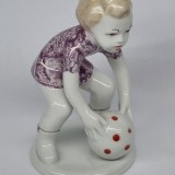 Copil cu mingia - bibelou portelan romanesc vechi, vintage