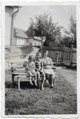 C149 Copii in curte cu cismea Transilvania 1943 foto