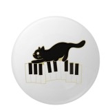 Insigna rotunda cu pisica neagra pe clape de pian, 58 mm, prindere cu ac metalic
