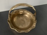 Inedita fructiera veche din alamă aurită masivă,m&acirc;ner central &icirc;mpletit,forme geometrice pe margine,stare perfectă,de colecție/decor.