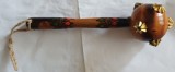 CY - Buzdugan din lemn usor, lacuit (pirogravat si vopsit manual) &amp; Tabla aurita (tintele) / L: 19,50 cm D bila: 4,50 cm 60 g / fara marcaje / Stare!