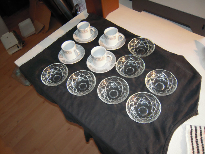 Set 4 cescute de cafea cu farfurioara din portelan + 6 castronase din sticla