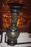 Superbă vaza &icirc;n stil oriental de dimensiuni impresionante realizata din bronz