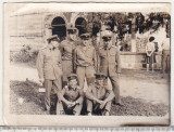 Bnk foto Militieni la Manastirea Cozia - anii `50, Alb-Negru, Romania de la 1950, Militar