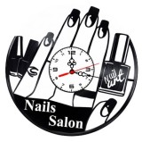 Ceas de perete decorativ realizat din disc de vinil, Model Nails Salon, Manichiura, Unghii Stilizate si Sticlute Oja, Text Nail Art, Negru, 30 cm