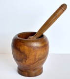 Mojar cu pistil cioplit in lemn de nuc, piua vintage traditionala, obiect de uz casnic popular romanesc