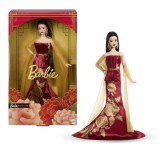 Papusa Barbie Signature Anul Nou 2026 Mattel, Rochie Rosie Aurie, Design Asiatic, Colectie Eleganta