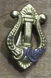 (N) [Militaria Rom&acirc;nă] &Icirc;nsemn Guler / Rever Liră - Muzică Militară, Metal