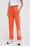 Cumpara ieftin Roxy pantaloni de trening din bumbac culoarea portocaliu, cu imprimeu