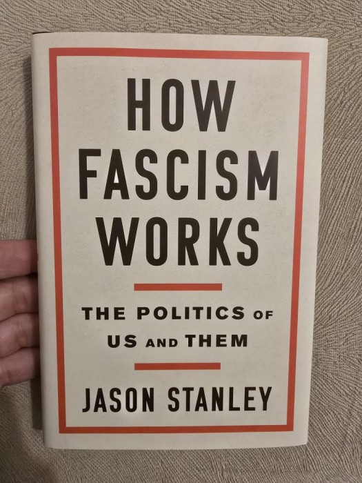 How Fascism Works The Politics of Us and Them - Jason Stanley/Hardcover