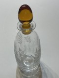 Sticla cu un dop de culoare chihlimbar/butterscotch, gravata cu motive vegetale