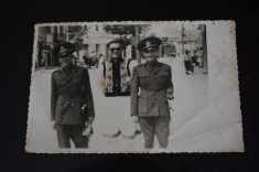 Fotografie veche - militari si barbat in costum popular pe strada foto