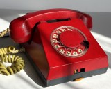 Telefon romanesc rosu mat cu disc tip RS-72492, model EM-72, cu priza si schema tehnica originala anii 70