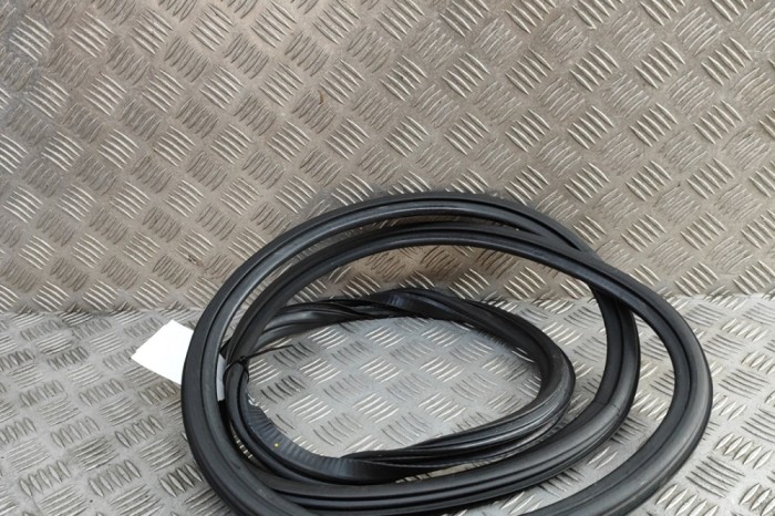 Garnitura ușă dreapta față AUDI A3 Limousine 8VS, 8VM 2018 OEM: 8V5831721A | 30786634
