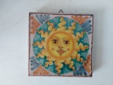 Placa ceramica vintage Fratantoni Italy, semnata, pictata manual, soare, Terra Cotta Sun Tile, 14x14x2cm