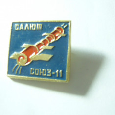 Insigna Cosmos Soiuz 11 URSS , metal si email ,1,8x1,7cm