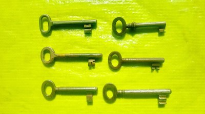 G357- Chei mici usi vechi metal stare buna. Marimi: lungimi de la 6,8 cm la 8,5cm, latime cap de la 1,3 la 2 cm. ULTIMA DATA. foto