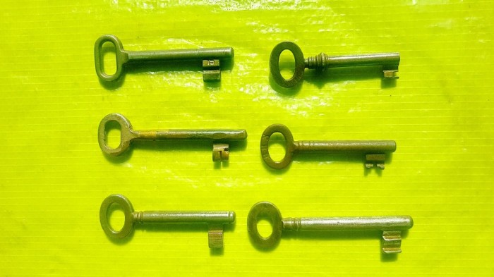 G357- Chei mici usi vechi metal stare buna. Marimi: lungimi de la 6,8 cm la 8,5cm, latime cap de la 1,3 la 2 cm. ULTIMA DATA.