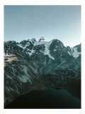 Tablou Canvas, "Liniștea alpină a dimineții geroase", Munți, Zăpadă, Cer, Răsărit, Lac, Peisaj, St&acirc;nci, V&acirc;rfuri, Natură, Majestuos, 26 x 39 cm, CMCLAS