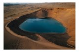 Tablou Canvas, "Ochiul albastru al vulcanului adormit", Lac, Crater, Peisaj, Vulcanic, Calm, Pitoresc, Izolat, Arid, Natură, Scenic., 39 x 26 cm, CMCL