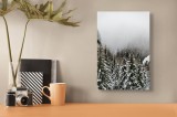 Tablou Canvas, "Iarna &icirc;n pădurea de brazi &icirc;nalți", Copaci, Zăpadă, Ceață, Iarnă, Evergreen, Peisaj, Tăcere, Rece, Frumusețe, Natură, 26 x 39 cm, CMCLA