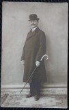 Fotografie tip Carte Postala, Barbat cu palarie si baston, perioada interbelica