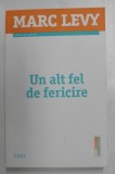 UN ALT FEL DE FERICIRE de MARC LEVY , 2014 * MICI DEFECTE