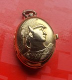 H339-Ceas buzunar tip pandativ unisex oval cu soldat Grecia antica functionabil quartz alama aurita basolelief gravat cadran splendid litere romane.