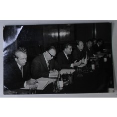 PAUL NICULESCU - MIZIL LA MASA TRATATIVELOR , BUCURESTI , FOTOGRAFIE DE PRESA , SEPT . 1973