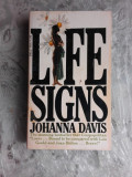 LIFE SIGNS - JOHANNA DAVIS (CARTE IN LIMBA ENGLEZA)