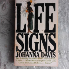 LIFE SIGNS - JOHANNA DAVIS (CARTE IN LIMBA ENGLEZA)