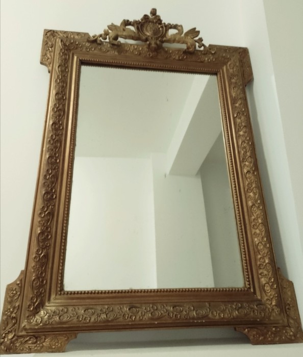 Oglindă aurită &icirc;n stil Ludovic al XV-lea cu ramă din lemn sculptata manual