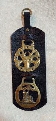 Trofeu hipic - ornament din piele cu elemente bronz foto