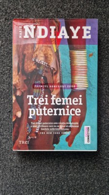 TREI FEMEI PUTERNICE - Ndiaye foto