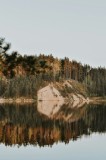 Tablou Canvas, "Reflecții liniștite pe lacul pădurii", Lac, Pădure, Reflecție, Nisip, Cer, Calm, Natură, Pace, 26 x 39 cm, CMCLASS