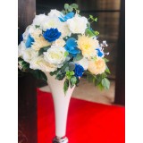 Inchiriere Stalpisori tip clepsidra cu aranjament floral alb-albastru