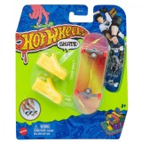 Set mini placa skateboard cu pantofi, Hot Wheels, Color Wave, HGT65