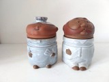 Lot 2 vase ceramice cu capac, in forma de barbat si femeie (bucatar si gospodina), lut ars si smaltuit, 14cm inaltime